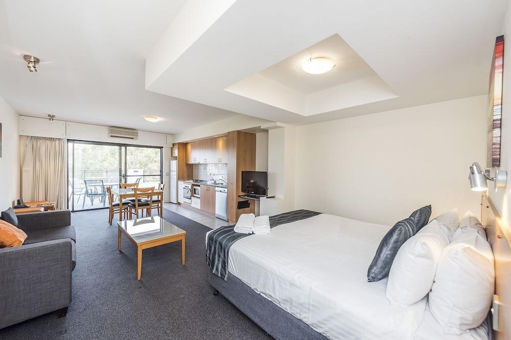 Assured Ascot Quays Apartment Hotel Перт Экстерьер фото