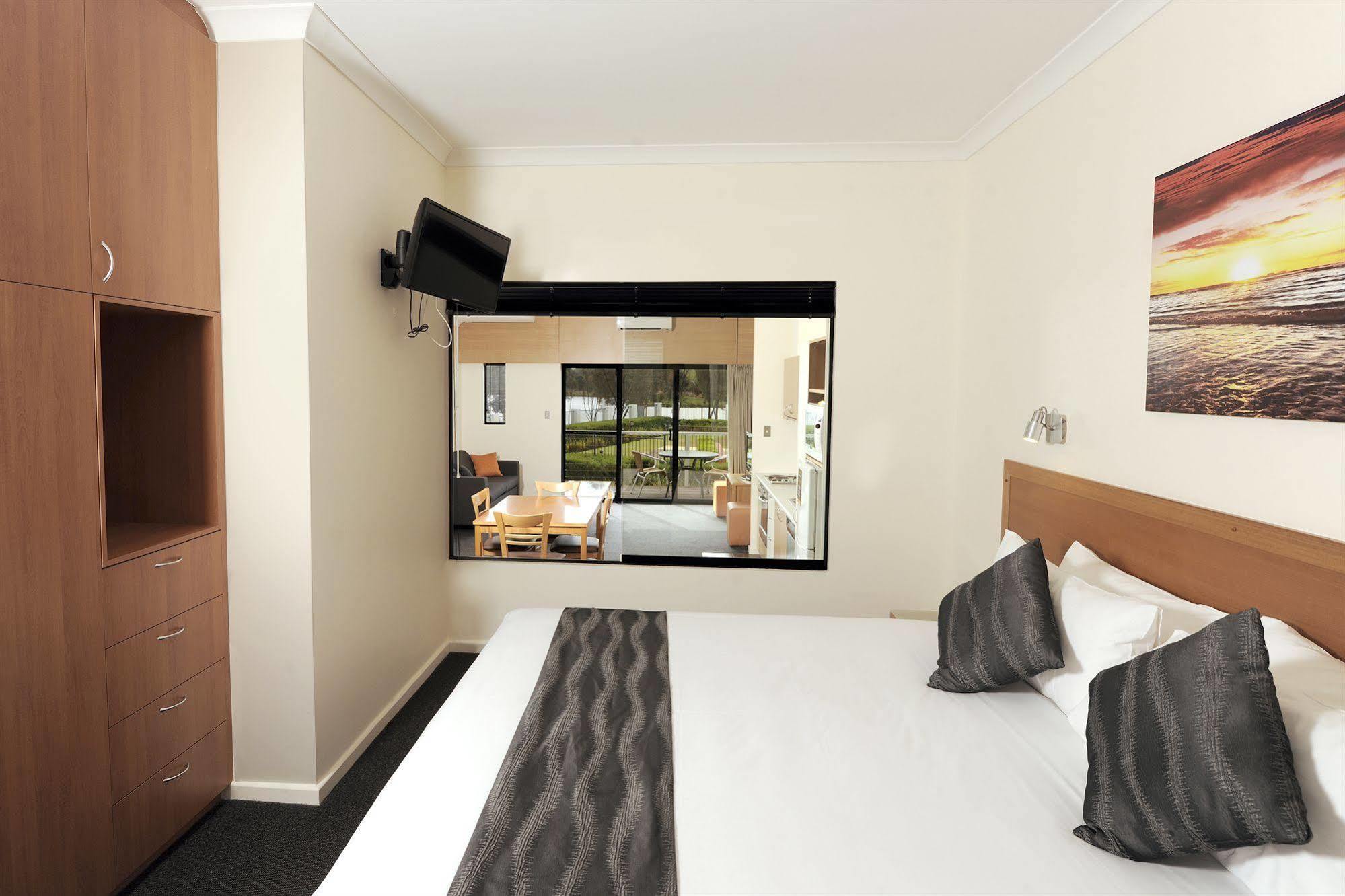 Assured Ascot Quays Apartment Hotel Перт Экстерьер фото