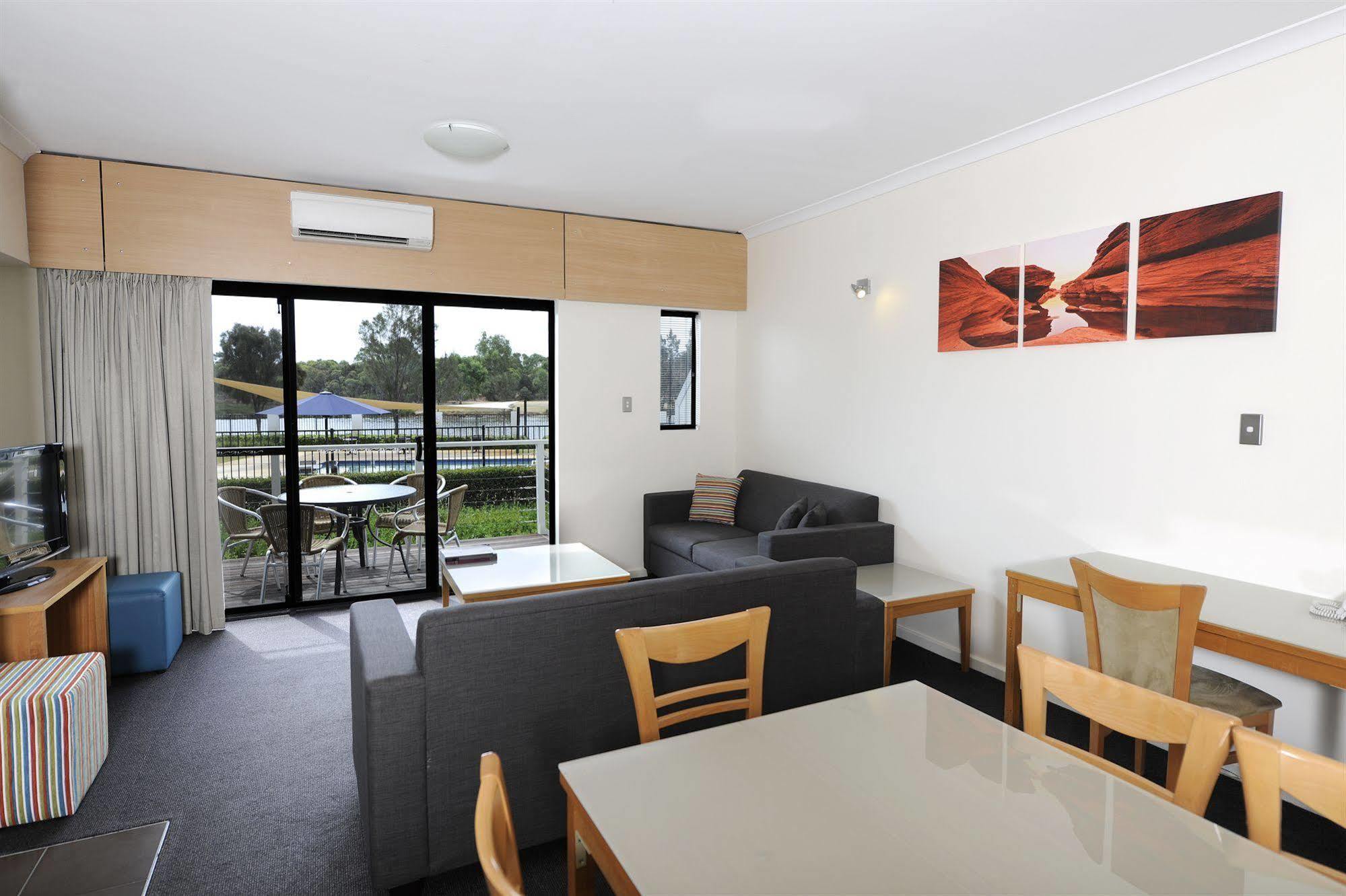 Assured Ascot Quays Apartment Hotel Перт Экстерьер фото