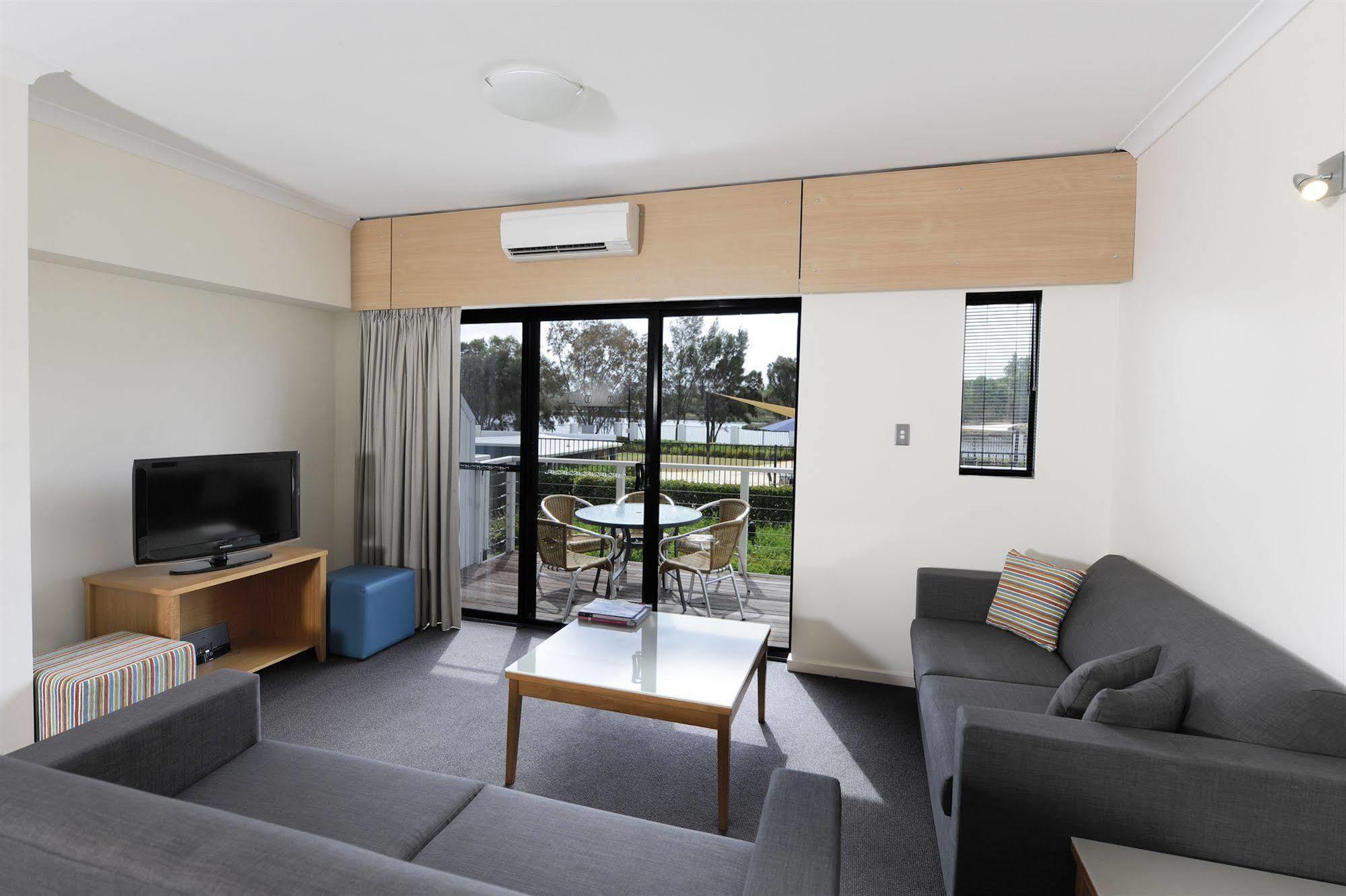 Assured Ascot Quays Apartment Hotel Перт Экстерьер фото