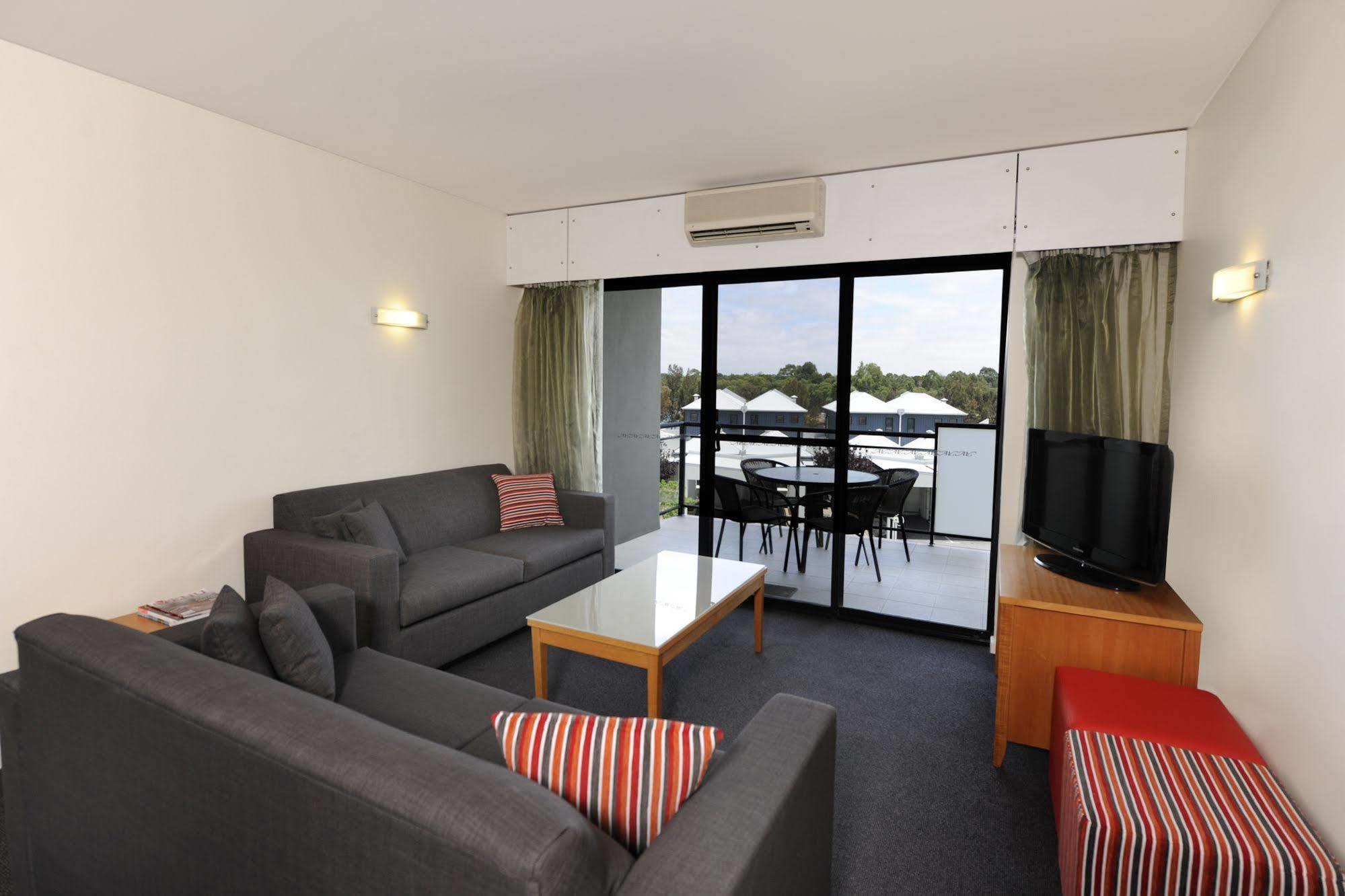 Assured Ascot Quays Apartment Hotel Перт Экстерьер фото